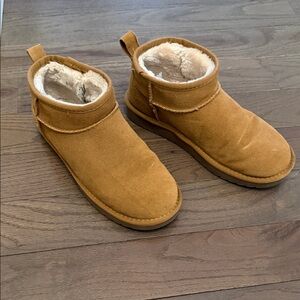 Cushionaire Tan Suede Ankle Boots with Fur Lining